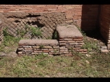 03578 ostia - region i - regio i - insula iv - botteghe (i,iv,1) (opus mixtum) - via di diana - 1. laden (suedostecke) - detail an der nordwand zur via dei balconi - 06-2024.jpg